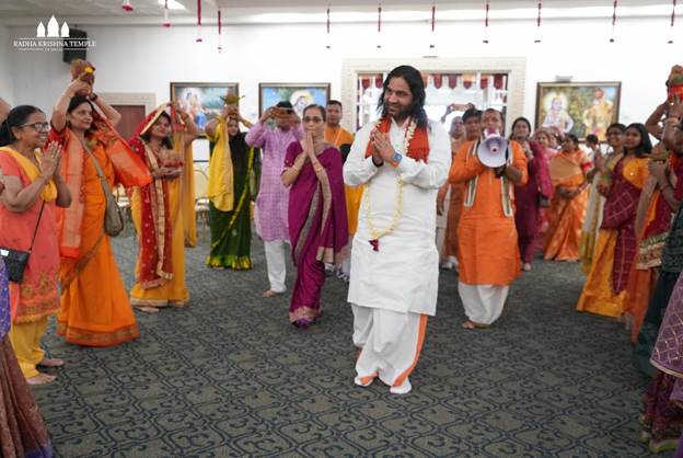 A group of people in traditional attire

AI-generated content may be incorrect.