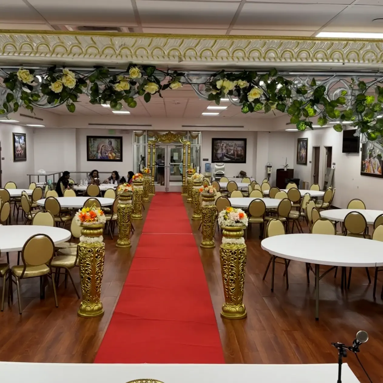 Located within the temple building, Seva Kunj is an elegant yet versatile hall that seats up to 200 guests in banquet style.