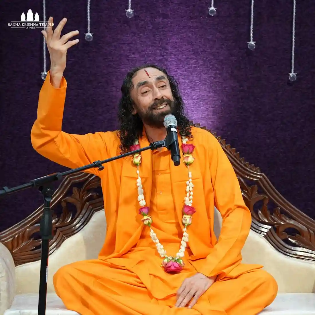 A central part of the satsang is listening to enlightening spiritual discourses by Swami Mukundananda ji. These teachings draw from timeless scriptures such as the Bhagavad Gita and Vedic philosophy, presenting profound spiritual wisdom in a practical and relatable way.