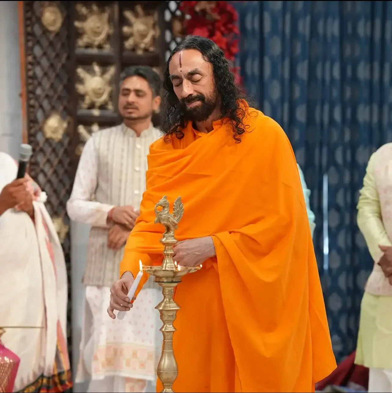 The historic celebrations commenced with the lighting of a diya by Swami Mukundananda