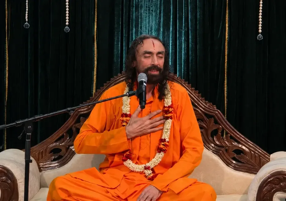 Swami Mukundananda delivers a heartfelt discourse