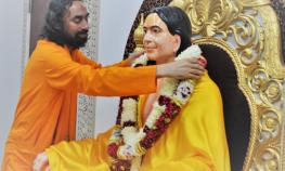Swamiji Garlanding Maharajji